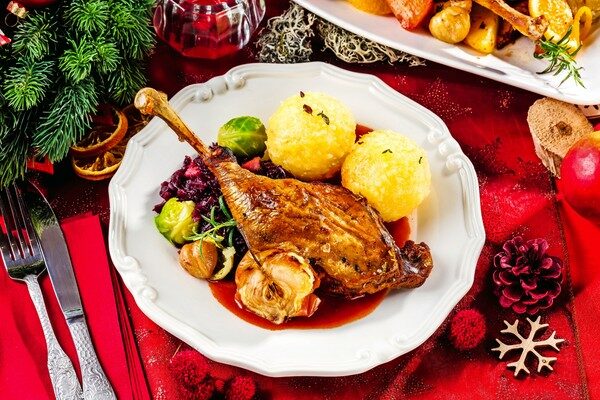 Gänseessen satt in der Schenkenküche